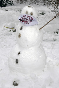 Schneemann mit Mundschutz in München