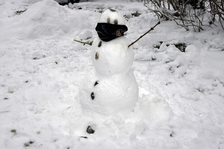Schneemann mit Mundschutz in München
