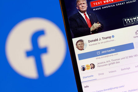 Symbolfoto Trump auf Facebook