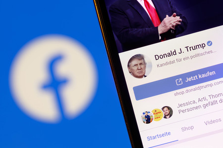 Symbolfoto Trump auf Facebook