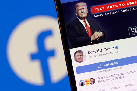 Symbolfoto Trump auf Facebook
