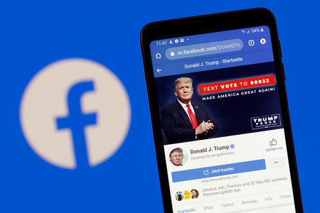 Symbolfoto Trump auf Facebook