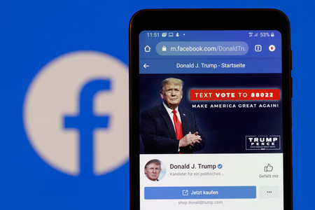 Symbolfoto Trump auf Facebook