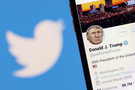 Symbolfoto Trump auf Twitter