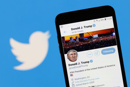 Symbolfoto Trump auf Twitter