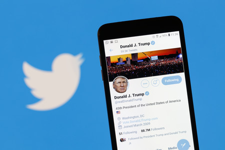 Symbolfoto Trump auf Twitter