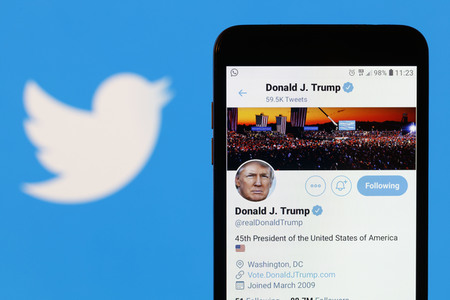 Symbolfoto Trump auf Twitter