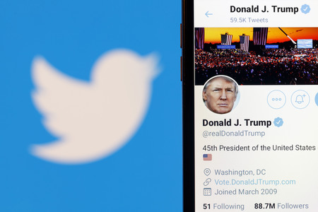 Symbolfoto Trump auf Twitter