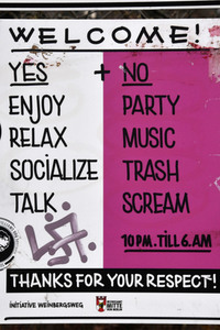 Symbolfoto Hinweisschild für Corona-Regeln