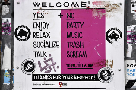 Symbolfoto Hinweisschild für Corona-Regeln