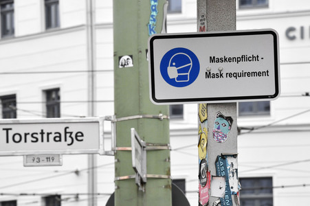 Symbolfoto Hinweisschild für Corona-Regeln