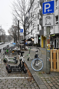 Symbolfoto Parkraum für Fahrräder und E-Scooter
