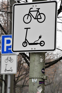 Symbolfoto Parkraum für Fahrräder und E-Scooter
