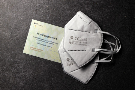 Symbolfoto Berechtigungsschein für FFP2-Masken