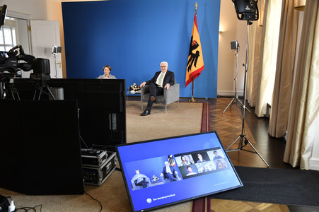 Bundespräsident Steinmeier im Gespräch mit Studenten in Berlin