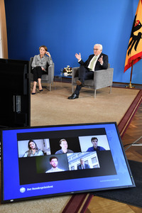 Bundespräsident Steinmeier im Gespräch mit Studenten in Berlin