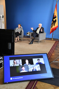 Bundespräsident Steinmeier im Gespräch mit Studenten in Berlin
