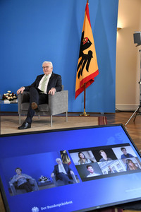 Bundespräsident Steinmeier im Gespräch mit Studenten in Berlin