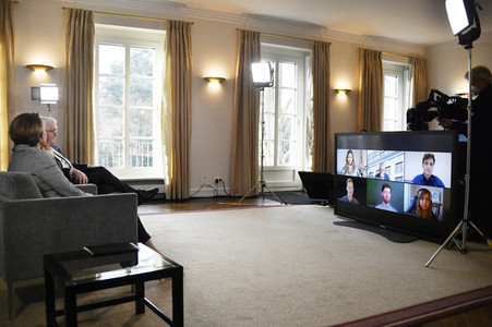 Bundespräsident Steinmeier im Gespräch mit Studenten in Berlin