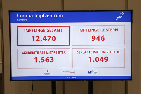 Corona-Impfzentrum in den Messehallen Hamburg