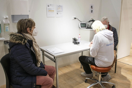 Corona-Impfzentrum in den Messehallen Hamburg