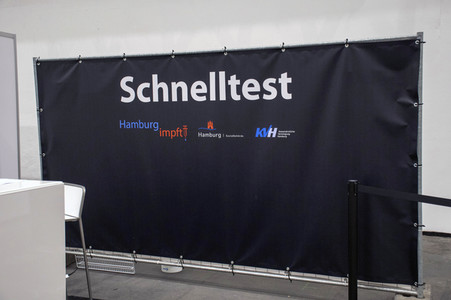 Corona-Impfzentrum in den Messehallen Hamburg