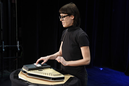 Digitales Kabarett mit Eva Karl-Faltermeier in Haar