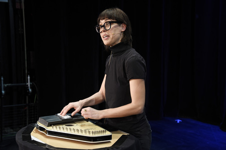 Digitales Kabarett mit Eva Karl-Faltermeier in Haar