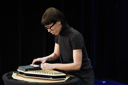 Digitales Kabarett mit Eva Karl-Faltermeier in Haar