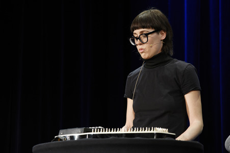 Digitales Kabarett mit Eva Karl-Faltermeier in Haar