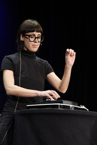 Digitales Kabarett mit Eva Karl-Faltermeier in Haar