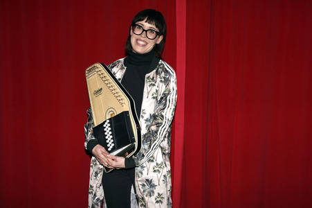 Digitales Kabarett mit Eva Karl-Faltermeier in Haar