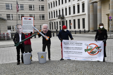 Fotoaktion 'New START-Verlängerung' in Berlin
