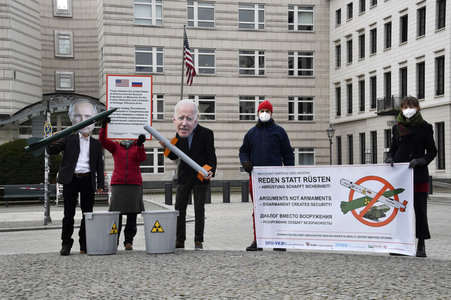 Fotoaktion 'New START-Verlängerung' in Berlin