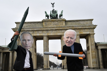 Fotoaktion 'New START-Verlängerung' in Berlin