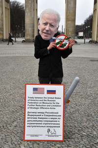 Fotoaktion 'New START-Verlängerung' in Berlin