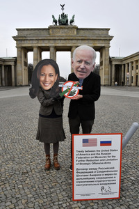 Fotoaktion 'New START-Verlängerung' in Berlin