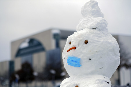 Schneemann mit Mundschutz in Berlin