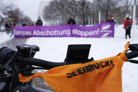 Seebrücke-Demo für die Evakuierung des Flüchtlingslagers Lipa in Berlin