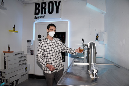 Deutschlands erste Bier-Selbstzapf-Anlage in München