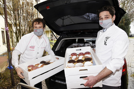 Aktion 'Fasching in der Schachtel' in München
