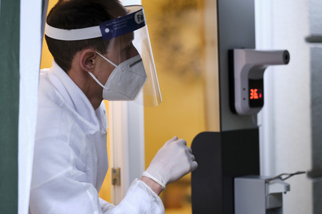 Stephan Weil besucht Seniorenheim in Hannover