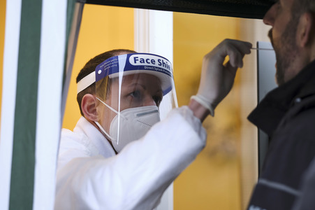 Stephan Weil besucht Seniorenheim in Hannover