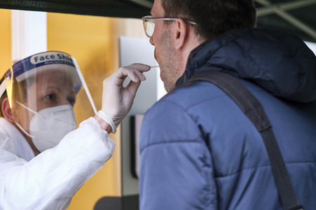 Stephan Weil besucht Seniorenheim in Hannover