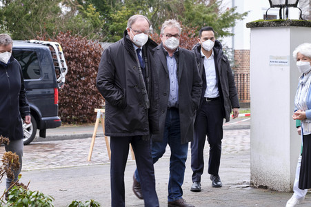 Stephan Weil besucht Seniorenheim in Hannover