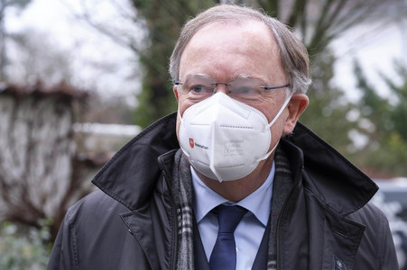 Stephan Weil besucht Seniorenheim in Hannover