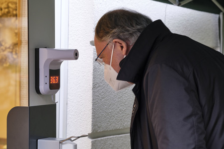 Stephan Weil besucht Seniorenheim in Hannover