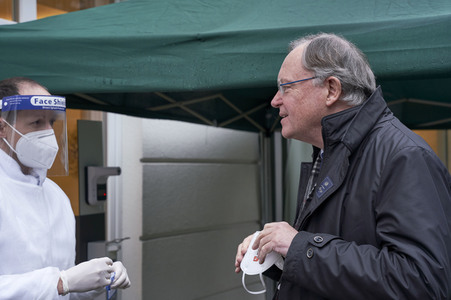 Stephan Weil besucht Seniorenheim in Hannover