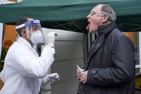 Stephan Weil besucht Seniorenheim in Hannover