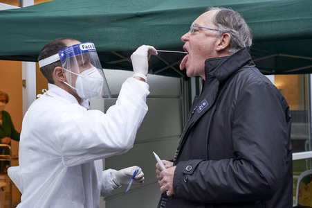 Stephan Weil besucht Seniorenheim in Hannover
